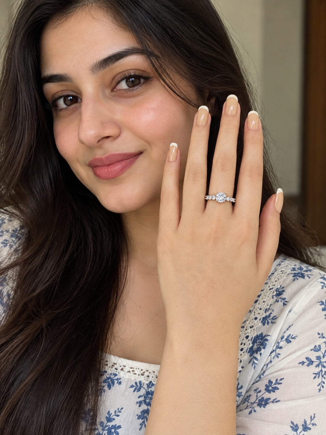 Clear Round Stone Graduated Shoulder Ring - Silver Plated, image3